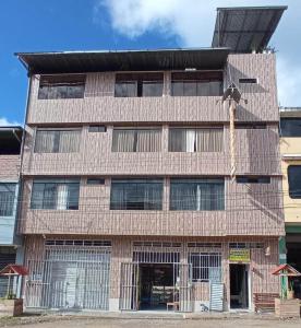 ein großes Backsteingebäude mit vielen Fenstern in der Unterkunft HOSPEDAJE GIMAJA in Villa Rica