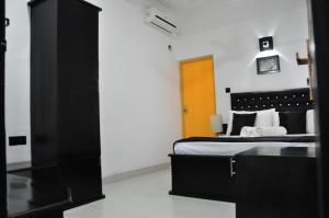 a bedroom with a bed and a orange door at Villa Hotel in Trincomalee