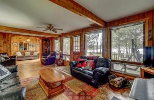 un salon avec un canapé et une table dans l'établissement Lovely waterfront private cottage with hot tub in Kawartha Lakes, à Head Lake