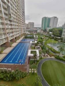 einen Blick über einen Pool in einer Stadt in der Unterkunft Affordable 2BR with Terrace Shan Place Infina Tower-QC in Manila