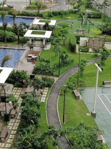Affordable 2BR with Terrace Shan Place Infina Tower-QC في مانيلا: إطلالة علوية على حديقة مع مسبح