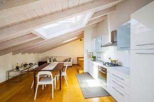 une cuisine avec une table en bois et une salle à manger dans l'établissement Apartment 23, à Côme