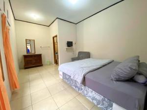 En eller flere senge i et værelse på Vila Bumi Rama puncak cisarua