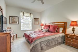 A bed or beds in a room at Martins Windsor Hills Condo