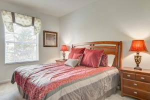 A bed or beds in a room at Martins Windsor Hills Condo