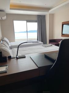 Ένα ή περισσότερα κρεβάτια σε δωμάτιο στο Clayton Bay Hotel