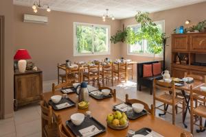 a dining room with a table and chairs at Domaine Saint Julien in Buis-les-Baronnies