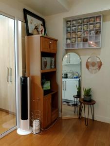 - un salon avec un réfrigérateur et un miroir dans l'établissement Posada De Michi - Acqua Private Residences, à Manille