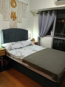 - un lit dans une chambre avec fenêtre dans l'établissement Posada De Michi - Acqua Private Residences, à Manille