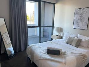 Ένα ή περισσότερα κρεβάτια σε δωμάτιο στο Modern Griffith Apartment