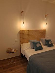 1 dormitorio con 2 camas, mesa y luces en Casa Porto Ercole, en Porto Ercole