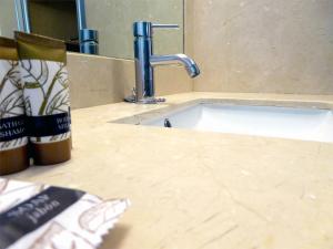 Un baño de Laurel Suites Apartments