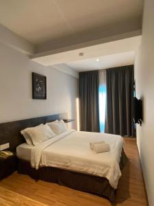 una camera con un grande letto e una finestra di Express Inn Bintulu a Bintulu