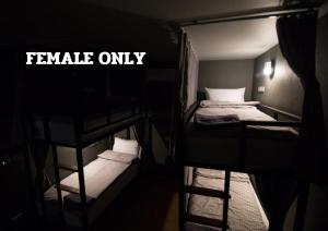 Postel nebo postele na pokoji v ubytování The Arbern Hotel x Bistro - SHA Extra Plus