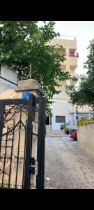 um portão aberto numa rua com um edifício em Abram's appartment in the Center of Bethlehem city em Belém