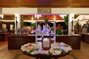 Hotel Cote d'or Lodge في باي سانت آن: متجر به عرض من الزهور على طاولة