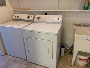 una lavadora y secadora blancas en una pequeña cocina en EL Cerrito Home - Private Rooms with Shared Bathroom near Berkeley SFO, en El Cerrito