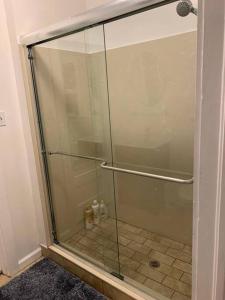 y baño con ducha y puerta de cristal. en EL Cerrito Home - Private Rooms with Shared Bathroom near Berkeley SFO, en El Cerrito