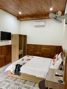 1 dormitorio con 1 cama grande y 1 mesa en SORA HOMESTAY en Pleiku