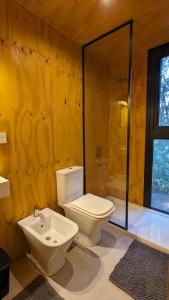 uma casa de banho com um WC, um lavatório e um chuveiro em El Bosque em San Carlos de Bariloche