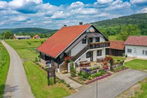 una casa con techo rojo y entrada en Apartment Ivano, en Rakovica