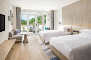 Postel nebo postele na pokoji v ubytování Sheraton Beihai Resort