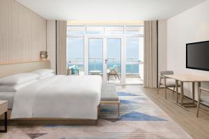 Postel nebo postele na pokoji v ubytování Sheraton Beihai Resort