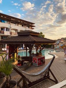 Bazén v ubytování MM Complex Dimitrovi nebo v jeho okolí