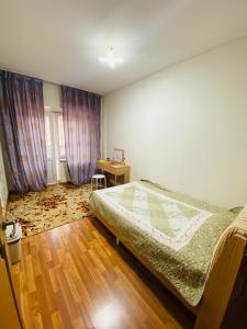 Un dormitorio con una cama y suelo de madera. en Adventure Riders Mongolia, en Ulán Bator