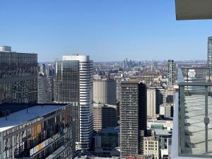 widok na panoramę miasta z wysokimi budynkami w obiekcie Boutique Penthouse-Live in the SKY with Amazing Lakeview! Downtown Toronto!B w mieście Toronto