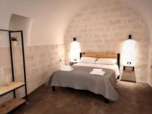 a bedroom with a bed with two towels on it at Minuetto 16 in Ostuni