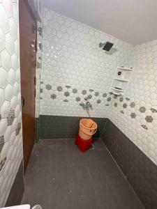 JMJ Residency tesisinde bir banyo