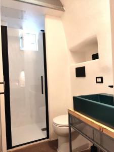 a bathroom with a toilet and a sink at Minuetto 16 in Ostuni