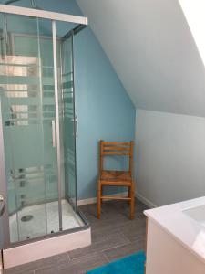bagno con doccia e sedia in legno di Gîte de Kermoal-location de vacances a Poullan-sur-Mer