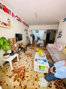 una persona sentada en el suelo en una sala de estar en Adventure Riders Mongolia, en Ulán Bator