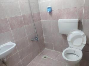een badkamer met een toilet en een wastafel bij Opium otel in Afyon