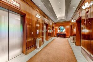 um corredor com uma sala de vestir com uma alcatifa em MGM Signature PH 30th floor Deluxe Studio apartment Strip Facing with Balcony em Las Vegas