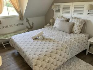 洛克馬里亞的住宿－Retour de plage，一间卧室配有一张带白色床罩的大床