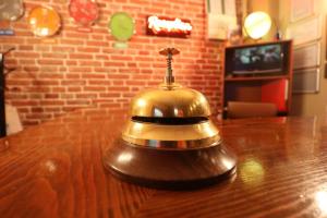 una campana sobre una mesa de madera en Hotel Ipekyolu, en Sapanca