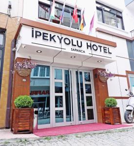 um hotel com uma placa que lê hy vell hotel em Hotel Ipekyolu em Sapanca