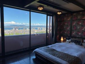 um quarto com uma cama e uma grande janela em FEEL LAKE　VIEW em Otsu