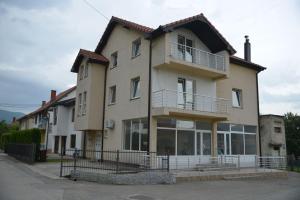 un gran edificio con muchas ventanas en Apartmani Previja en Berane