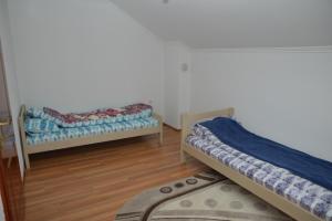 1 dormitorio con 2 literas y alfombra en Apartmani Previja en Berane