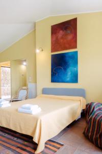 a bedroom with a bed and a painting on the wall at Casa Lunaria in Moscufo