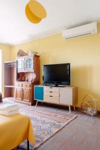 TV a/nebo společenská místnost v ubytování Casa Lunaria