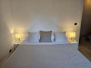 Ένα ή περισσότερα κρεβάτια σε δωμάτιο στο Cosy-piscine et vue mer à 1km de Monaco