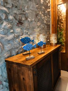 una mesa con dos jarrones azules encima en Taverna de la Sal Boutique Hotel, en L'Escala