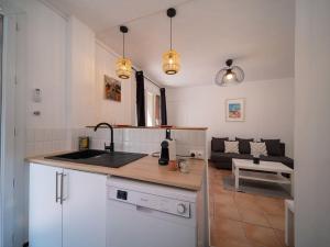 una cocina con fregadero y un sofá en una habitación en Appartement Climatisé tout équipé 4 couchages à 6 minutes de la gare St Charles, en Marsella