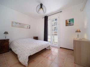 1 dormitorio con cama y ventana grande en Appartement Climatisé tout équipé 4 couchages à 6 minutes de la gare St Charles, en Marsella