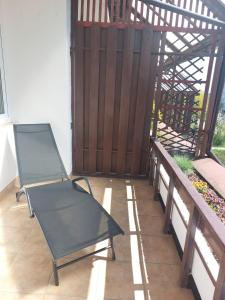 krzesło na balkonie z ogrodzeniem w obiekcie APARTAMENT TYCHY MIASTO 60m2 w Tychach